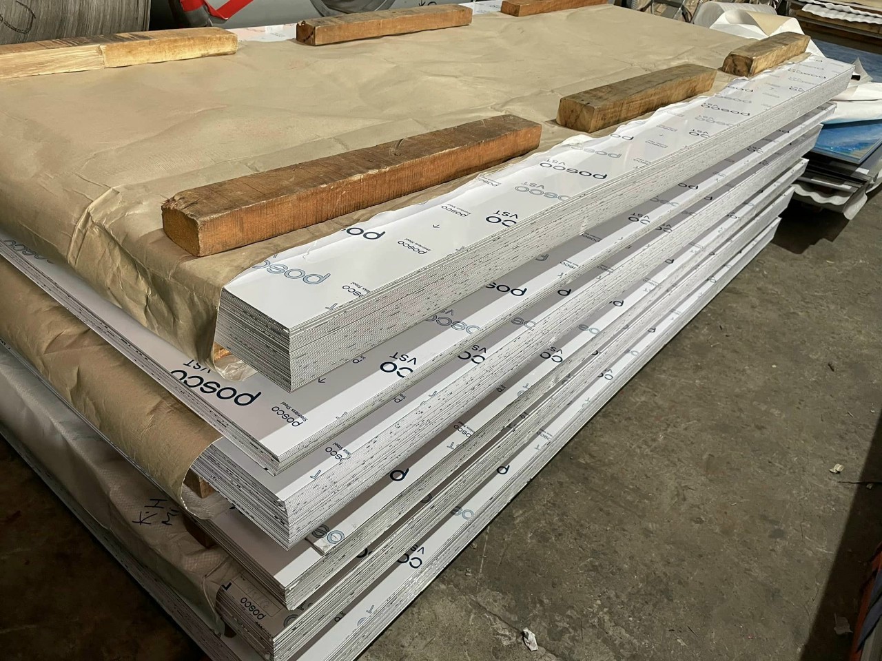 Suggest how to mix skin color concealer and big legs